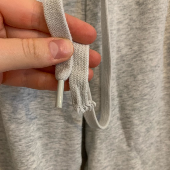 *flawed* Fabletics gray cropped sweatpants size medium - Picture 3 of 4